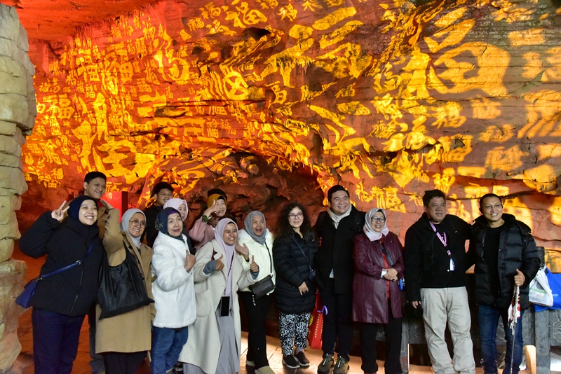 黃龍洞景區(qū)春節(jié)活動精彩啟幕，中外文化交融共譜新春樂章