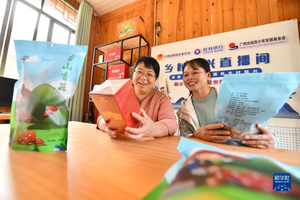 　　楊寧（左）和同事在鄉(xiāng)村振興直播間準備直播工作（10月8日攝）。新華社記者 黃孝邦 攝