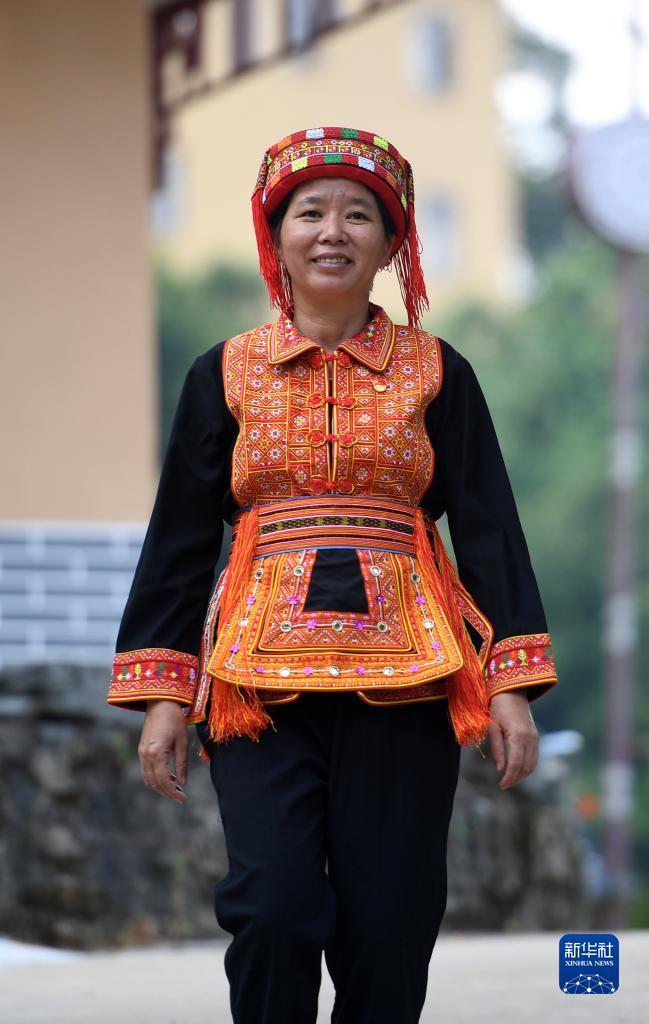 　在廣西蒼梧縣六堡鎮(zhèn)山坪村，祝雪蘭走在村道上（2022年9月22日攝）。新華社記者 陸波岸 攝